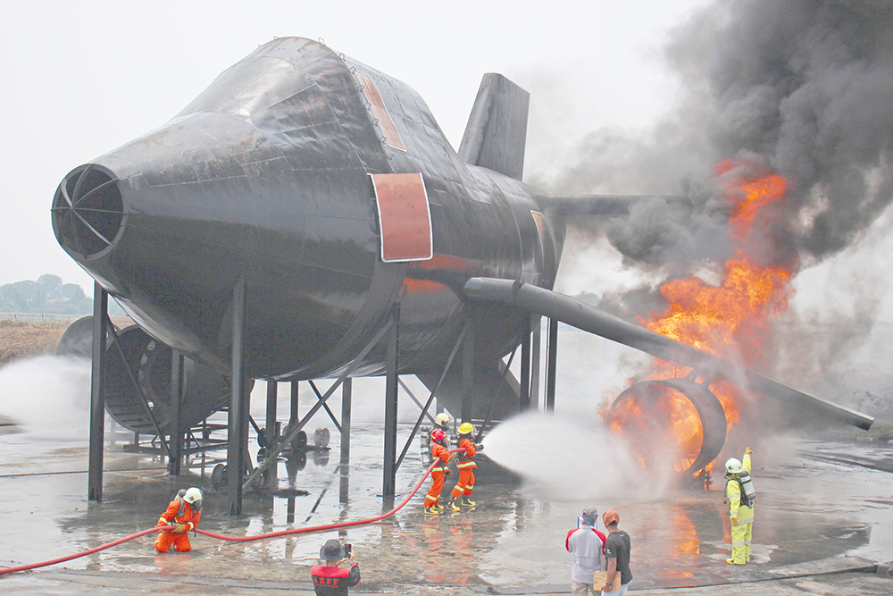 ▼飛行機の消 火で訓練