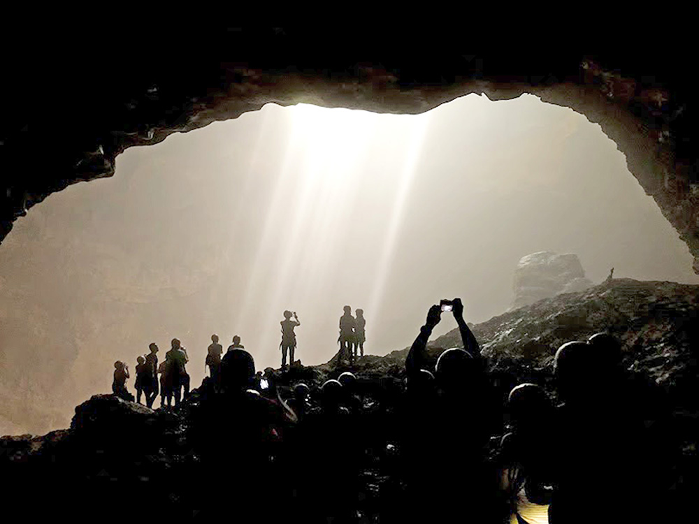 天井から光のシャワー 　ジョンブラン洞窟探検　ジョクジャカルタ