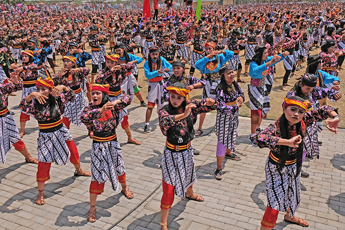 「一つの国家、民族、言語」　青年の誓いの日  91周年祝う