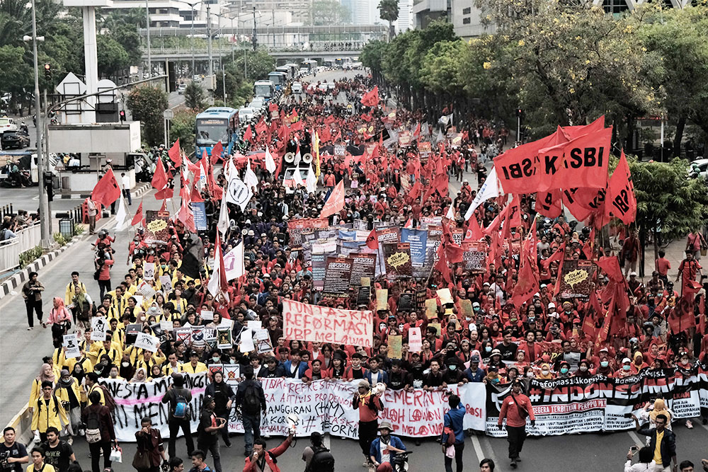 労働者デモに学生合流 　中央ジャカルタ　汚職撲滅法撤回など訴え