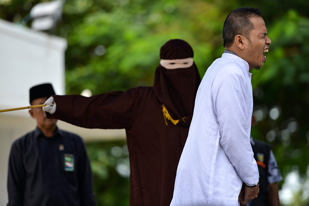 イスラム指導者むち打ち　婚外交渉発覚で　アチェ州