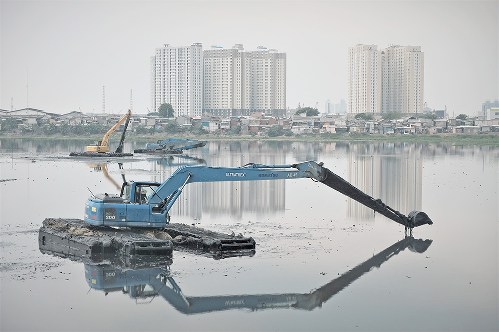 ▼重機で貯水池清掃