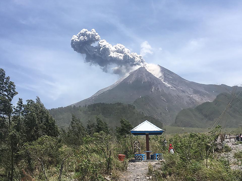 活火山「ムラピ山」噴火