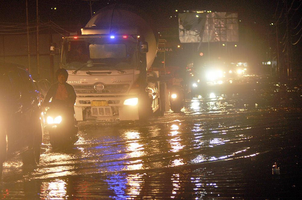 ▼地盤沈下で道路冠水