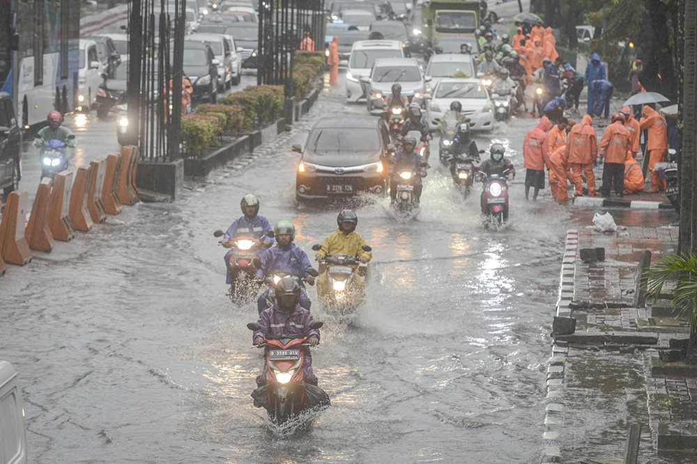 ＭＲＴ駅に雨宿り殺到　 大雨、19カ所冠水　ジャカルタ  