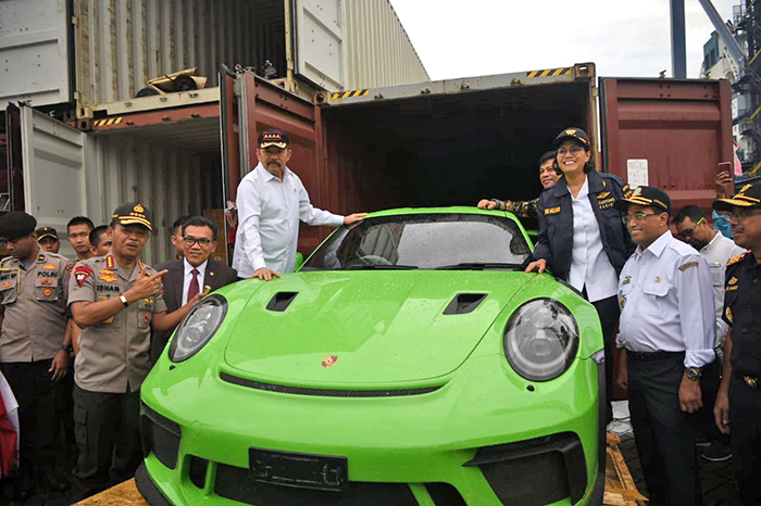 過去３年で54台密輸　高級車とオートバイ