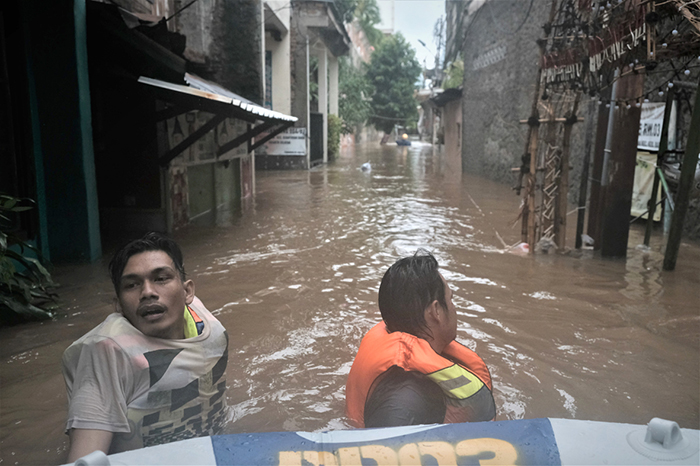 新年に大洪水、100カ所超浸水　ジャカルタ首都圏　９人死亡、２万人が避難