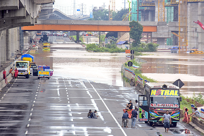 生産一部停止、ほぼ復旧　洪水で日系自動車メーカー