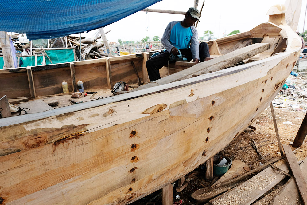 漁師村で船の製造
