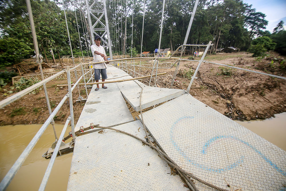 洪水で橋崩壊