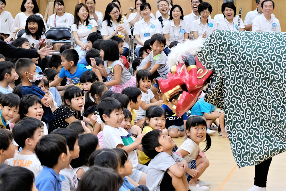 歌って踊り、獅子舞に驚き　ＪＪＳ幼稚部　お正月コンサート