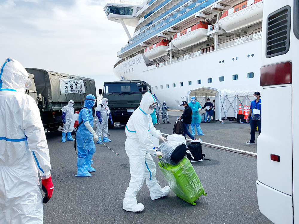 クルーズ船員帰国の途に　新型ウイルス問題　２隻の250人余、島に隔離へ