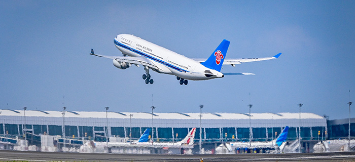 大空に駆け上がる旅客機　時代の転換期を実感　スカルノハッタ国際空港