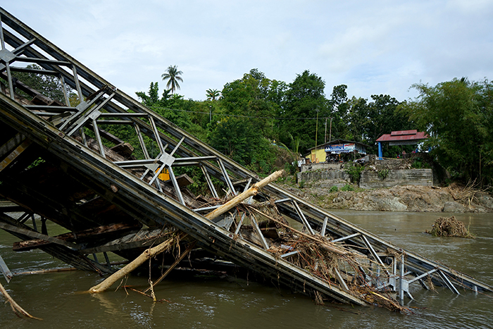 ▼洪水で橋が崩落