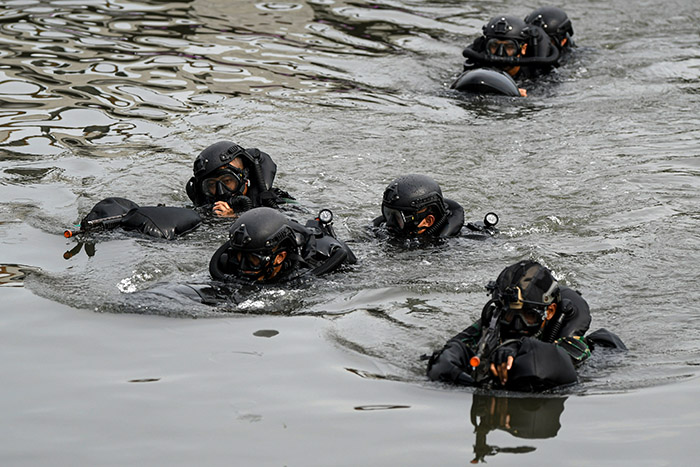 ▼海軍が訓練公開