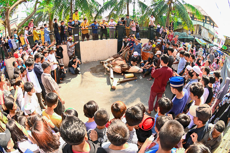 コロナ禍の犠牲祭　北ジャカルタ　 一体感に包まれ、肉分け合う