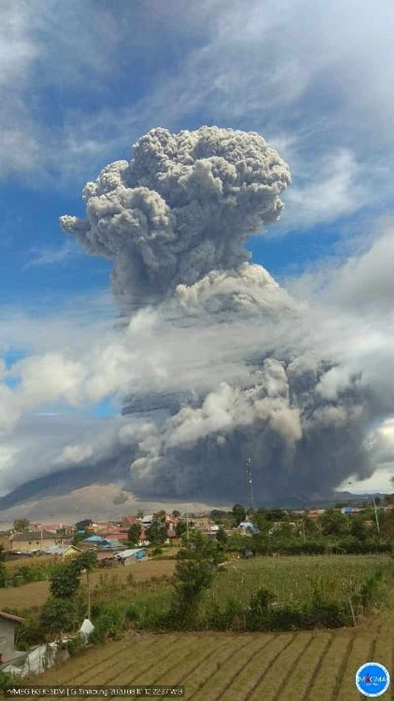 シナブン山が再噴火 噴煙5000メートル上空に じゃかるた新聞