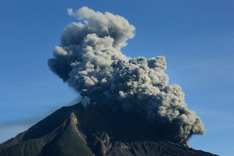 シナブン山噴火続く