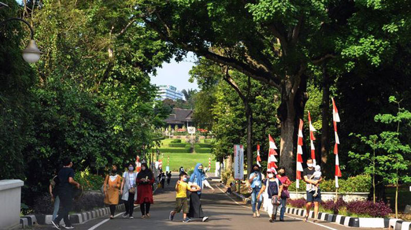 連休、植物園が盛況