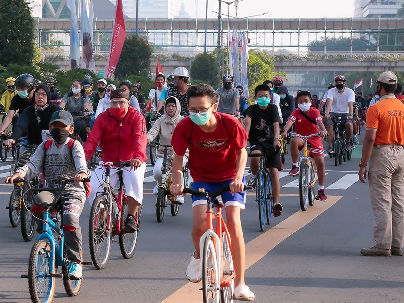 カーフリーデー止まらず　ジャカルタ　押し寄せる自転車