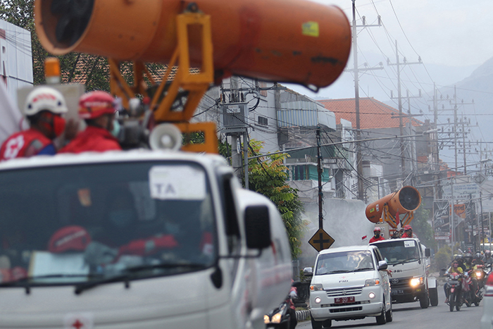 ▼街で消毒液大量散布