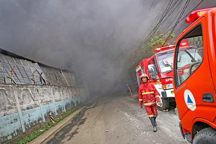 ▼カーテン工場で火事