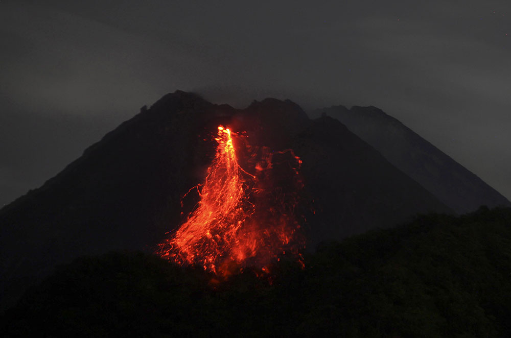 ムラピ山で噴き出す溶岩