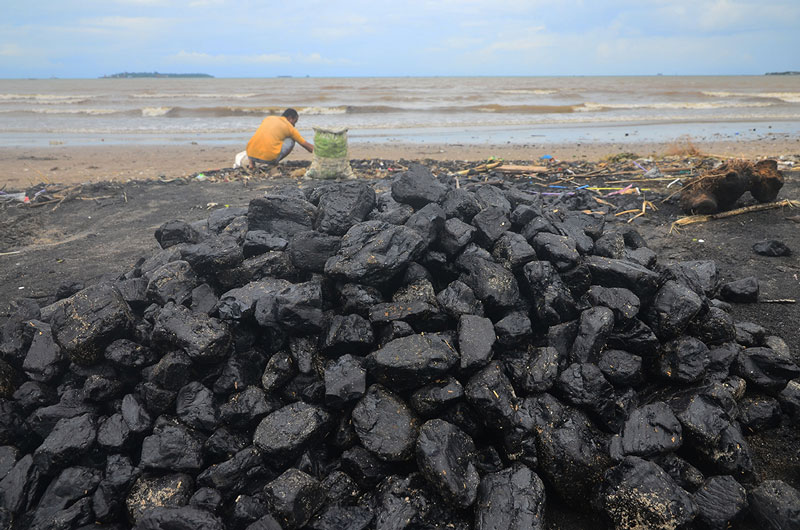 海岸に石炭が流れ着く