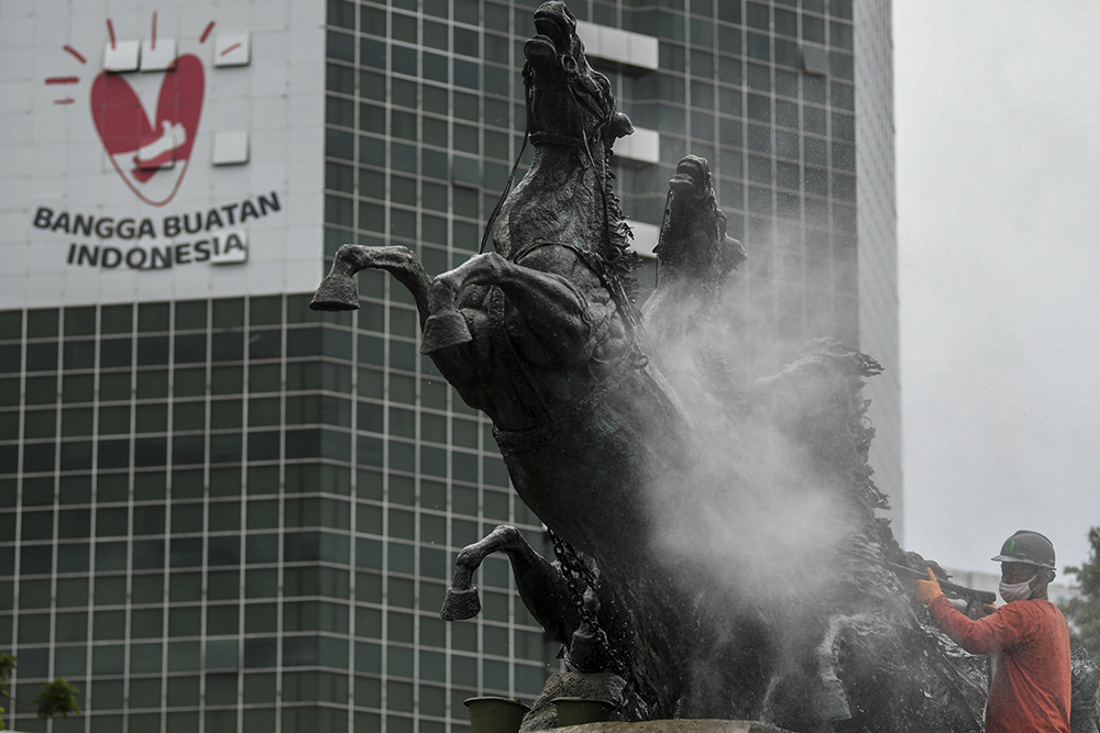 馬の像の定期洗浄