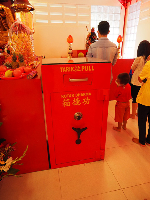 中国寺院の賽銭箱