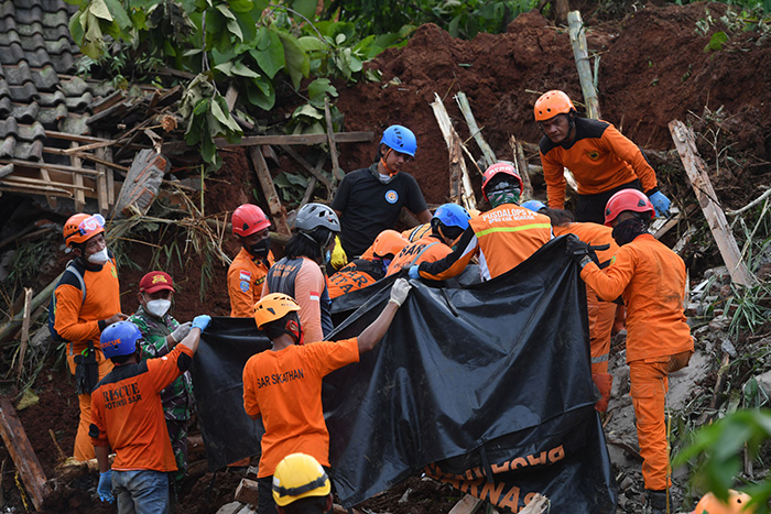 地滑り死者９人に　東ジャワ州、10人行方不明