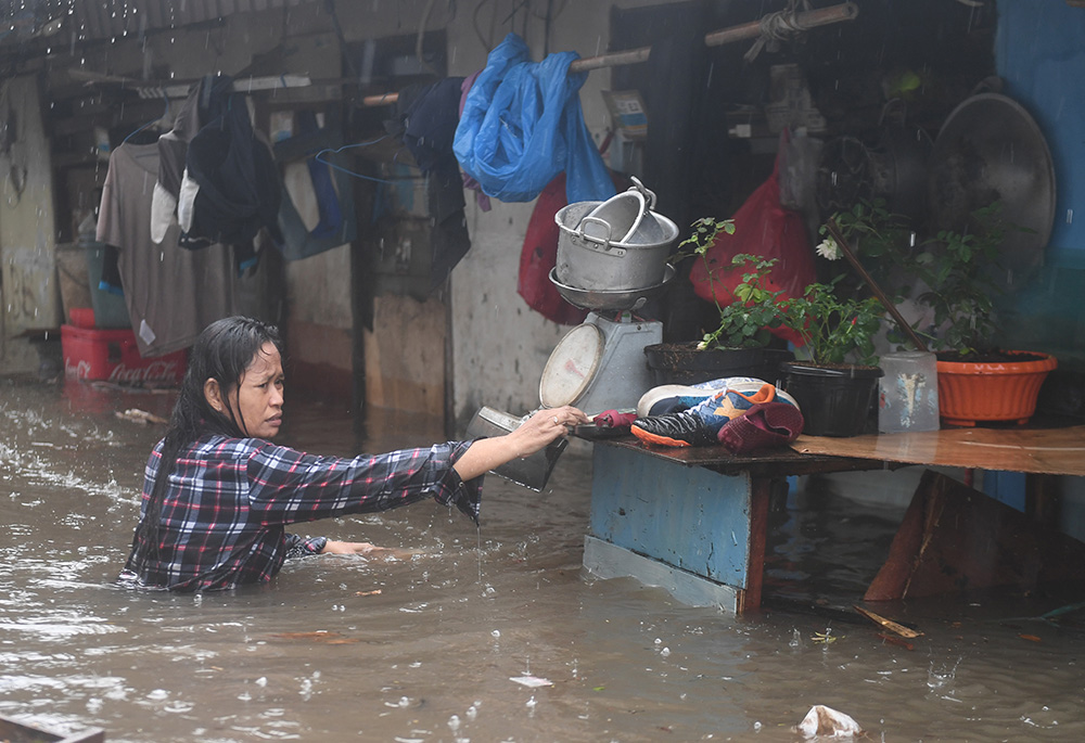 住宅地、腰まで冠水