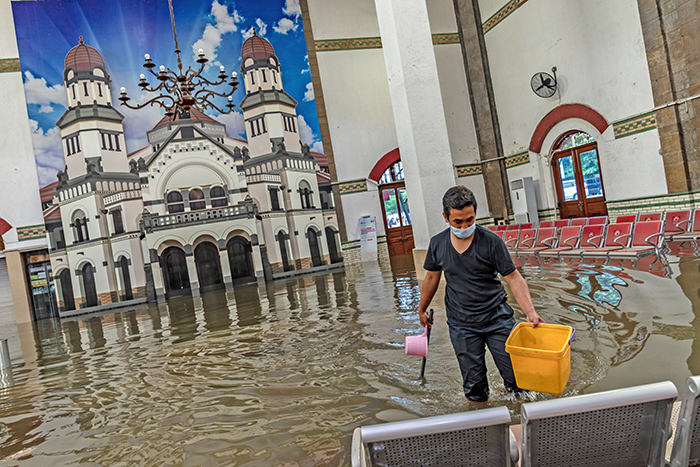 スマラン市でも洪水