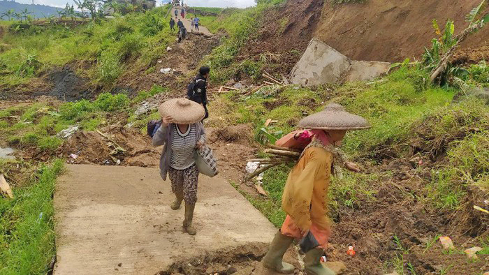 地滑りで1300人孤立　チアンジュール、大雨で