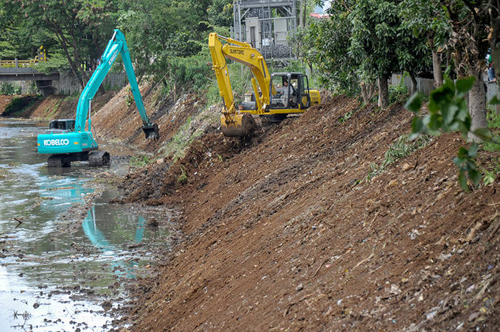 ▼河川氾濫防止の作業