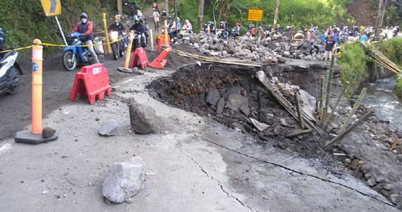 道路陥没、車は通行禁止に