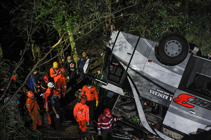 バス転落で29人死亡　ブレーキ不良か　西ジャワ州スメダン県
