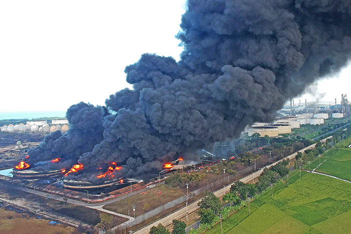 プルタミナ製油所で火災　 鎮火まで３日　インドラマユ 