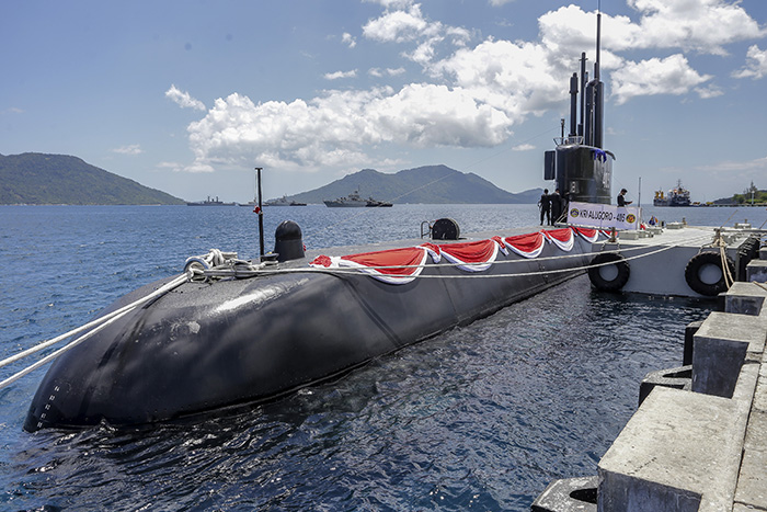 ▼潜水艦、ナトゥナで就任式
