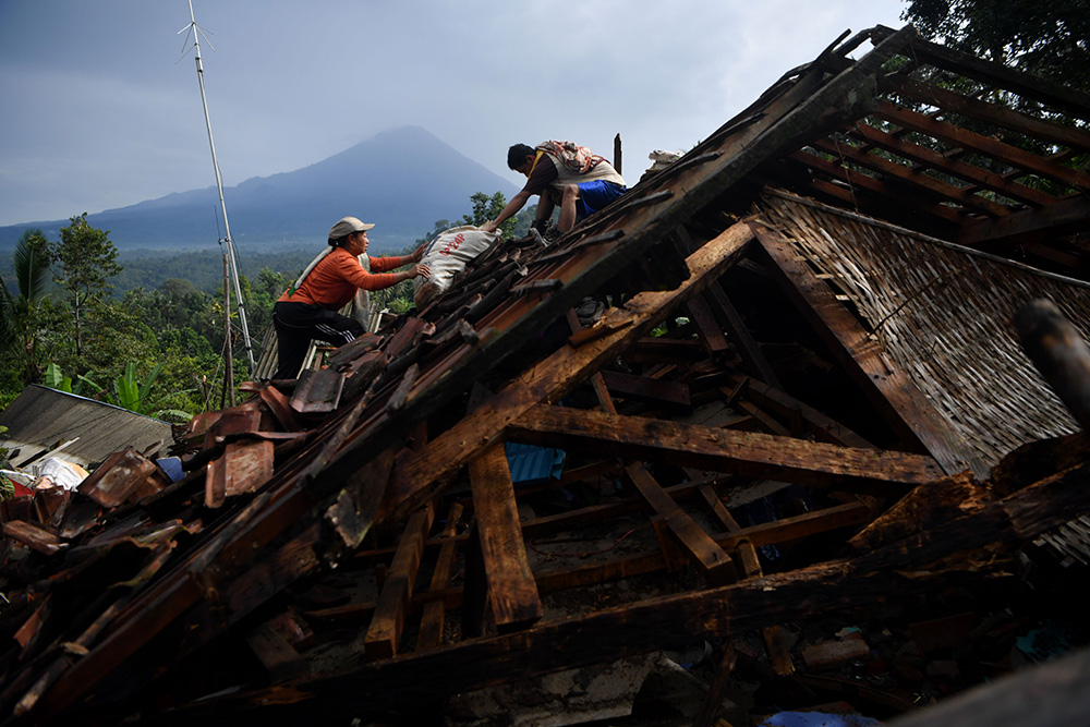 東ジャワで地震、８人死亡