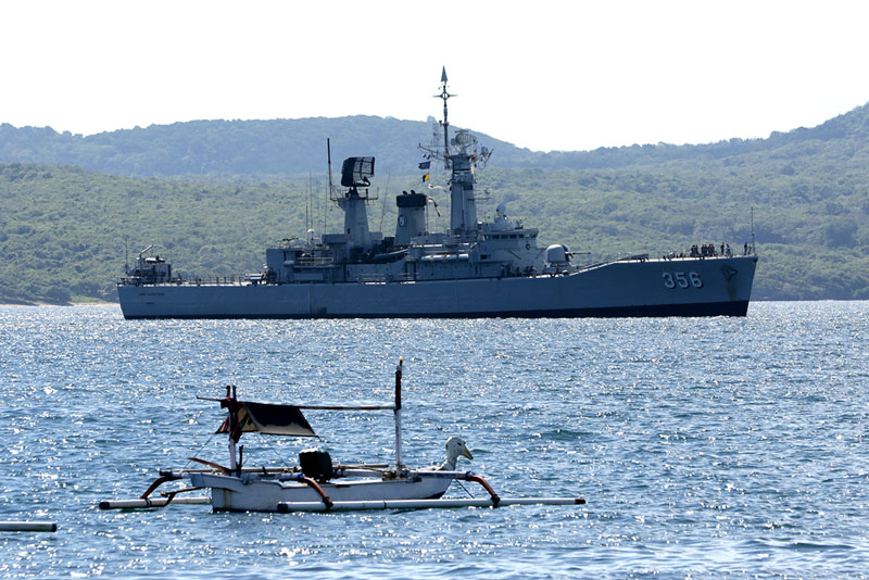 潜水艦で停電か　酸素、24日未明まで