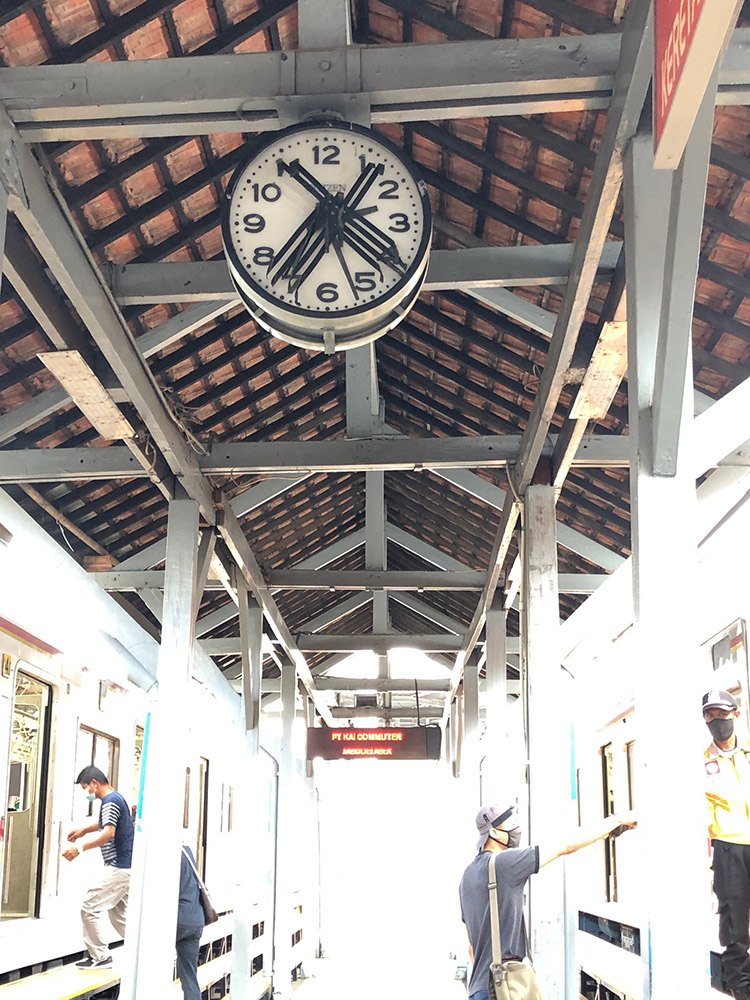 ＫＲＬマンガライ駅の時計