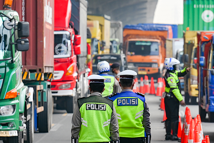 ３日で７万台、強制Ｕターン　国家警察　帰省禁止期間
