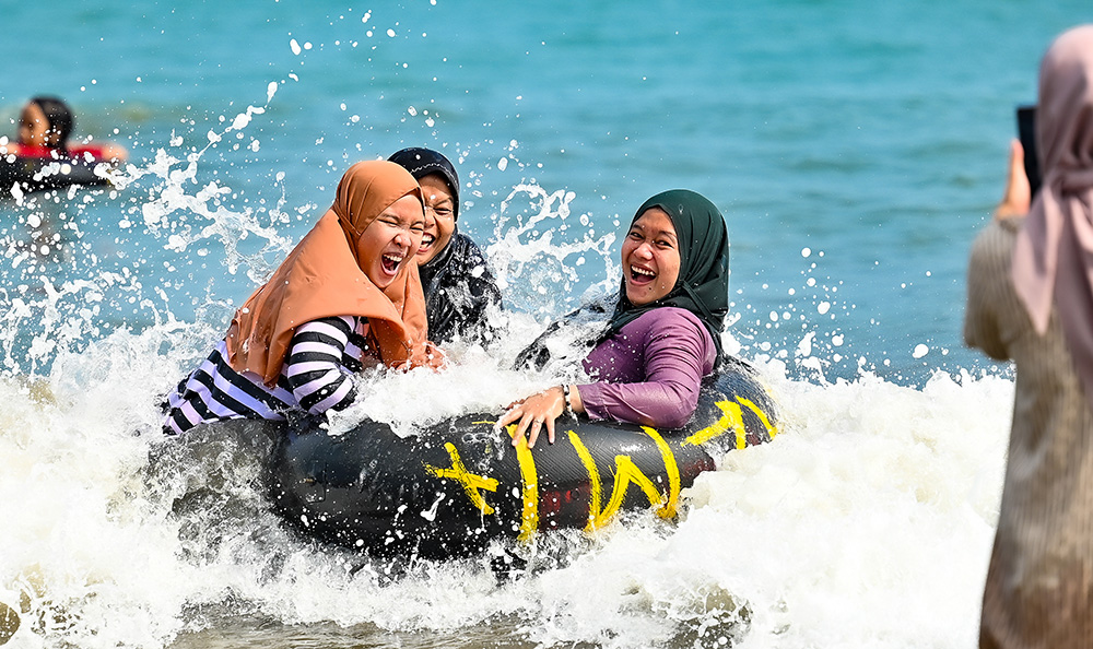ビーチに弾けるムスリマの笑顔　バンテン州アニェル海岸