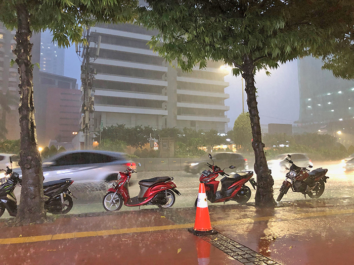 雨で知る通勤経路