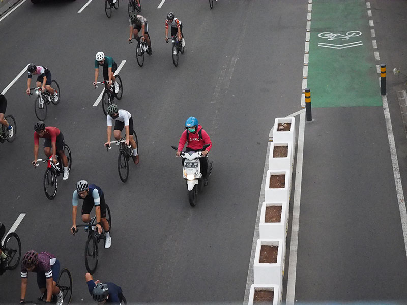 広がる自転車道、困惑の声も　タムリン・スディルマン通り　車道走行で事故懸念