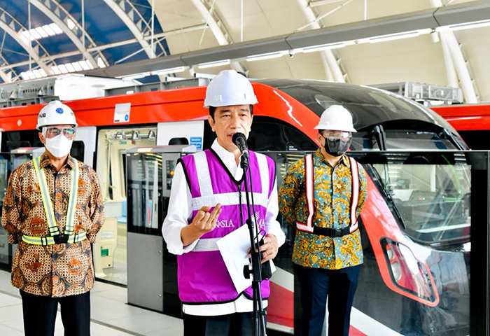 首都圏ＬＲＴ「来年６月運行開始」　 国産車両で　ジョコウィ大統領試乗   