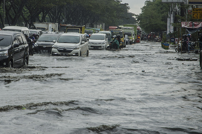 バンドンで道路冠水