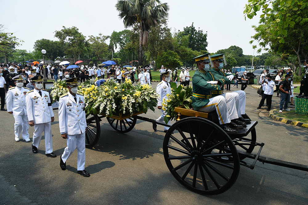 両親の隣で永遠の眠りに　ノイノイ・アキノ前大統領　沿道、墓地に約1000人