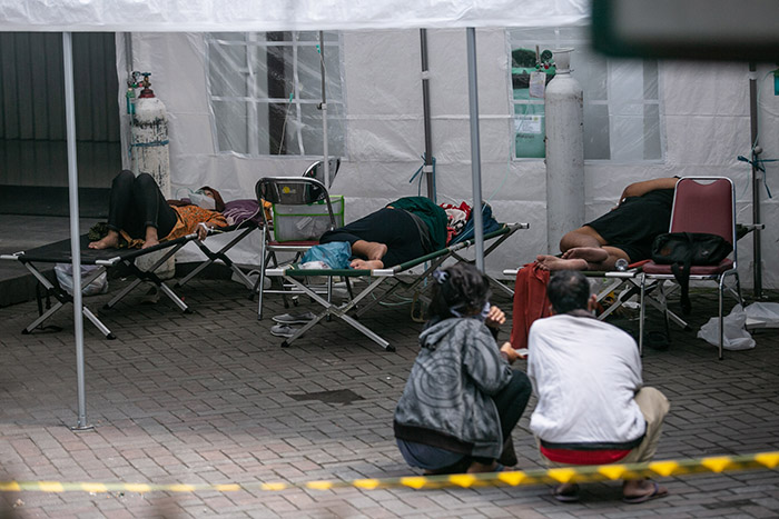 ▼病床不足で屋外治療も